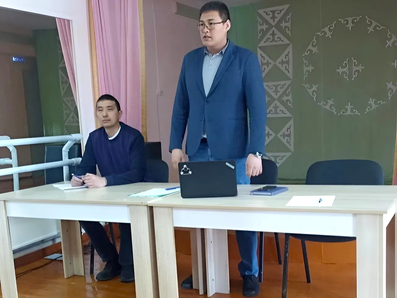 На фото: председатель общественной организации Д.М. Тыдыков и вице-президент А.М. Тодышев